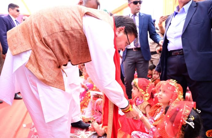 देहरादून में सामूहिक कन्या पूजन में शामिल हुए CM, नारी सम्मान को बताया सर्वोपरि