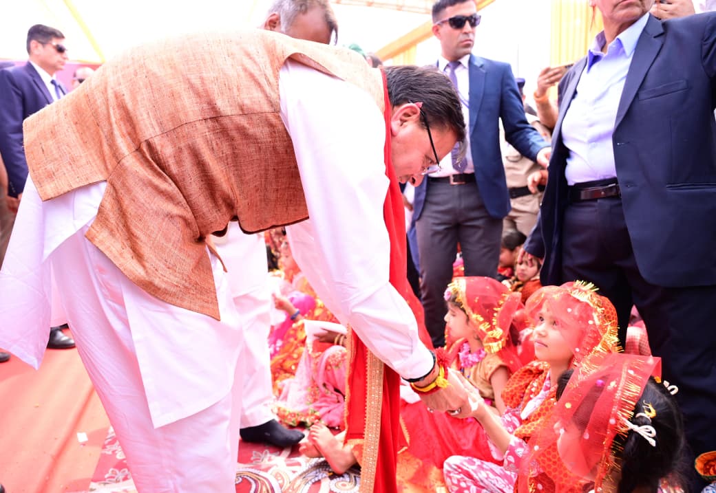 देहरादून में सामूहिक कन्या पूजन में शामिल हुए CM, नारी सम्मान को बताया सर्वोपरि