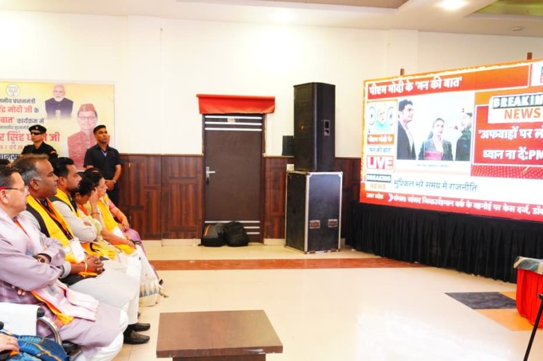 सीएम धामी ने सुना ‘मन की बात’ का 132वां एपिसोड, जनप्रतिनिधियों संग साझा किए विचार