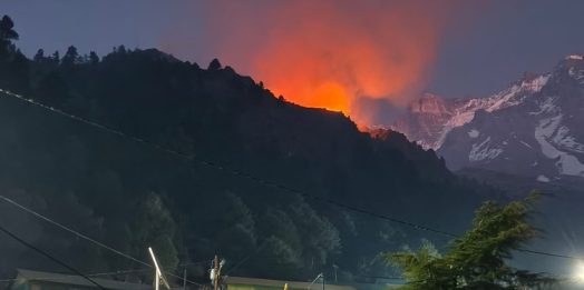 भारत-चीन सीमा पर मलारी गांव के जंगलों में लगी आग, सेना शिविर सुरक्षित