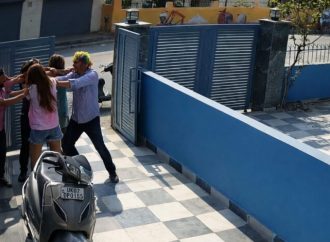 देहरादून में रंग लगाने के बहाने छेड़छाड़, घर में घुसकर मारपीट का आरोप,दो वायरल वीडियो सामने आए