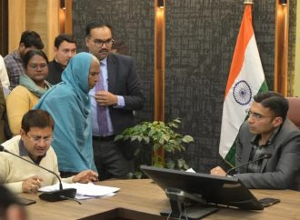 जनदर्शन में सख्त डीएम, लापरवाही पर वेतन रोका