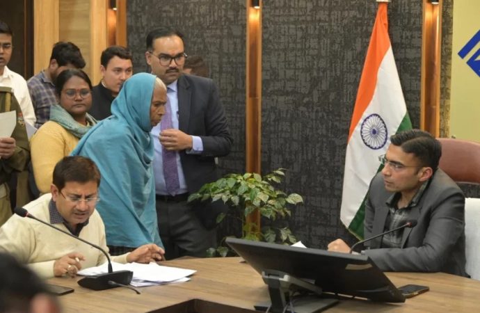 जनदर्शन में सख्त डीएम, लापरवाही पर वेतन रोका