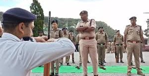 नैनीताल : परेड में ड्रिल और वेपन हैंडलिंग का SSP ने किया आकलन