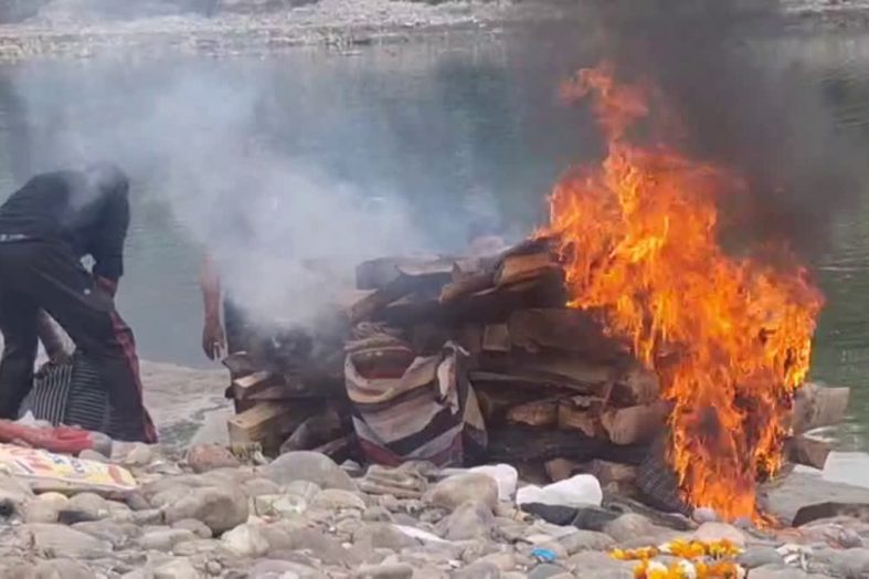 सूखी लकड़ी न मिली, डीजल-टायर से बेटी को दी अंतिम विदाई