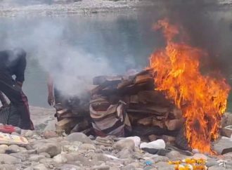 सूखी लकड़ी न मिली, डीजल-टायर से बेटी को दी अंतिम विदाई