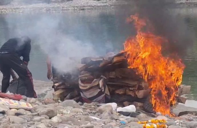 सूखी लकड़ी न मिली, डीजल-टायर से बेटी को दी अंतिम विदाई