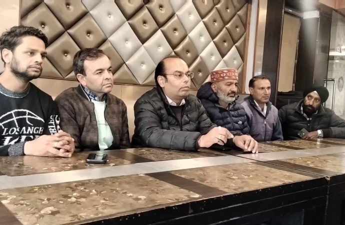 मसूरी में गैस सिलेंडर संकट पर भड़के व्यापारी, आंदोलन की चेतावनी