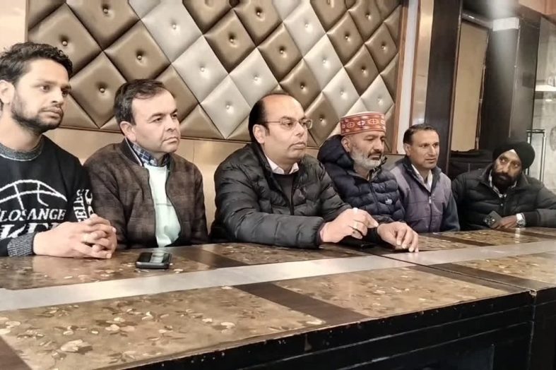 मसूरी में गैस सिलेंडर संकट पर भड़के व्यापारी, आंदोलन की चेतावनी