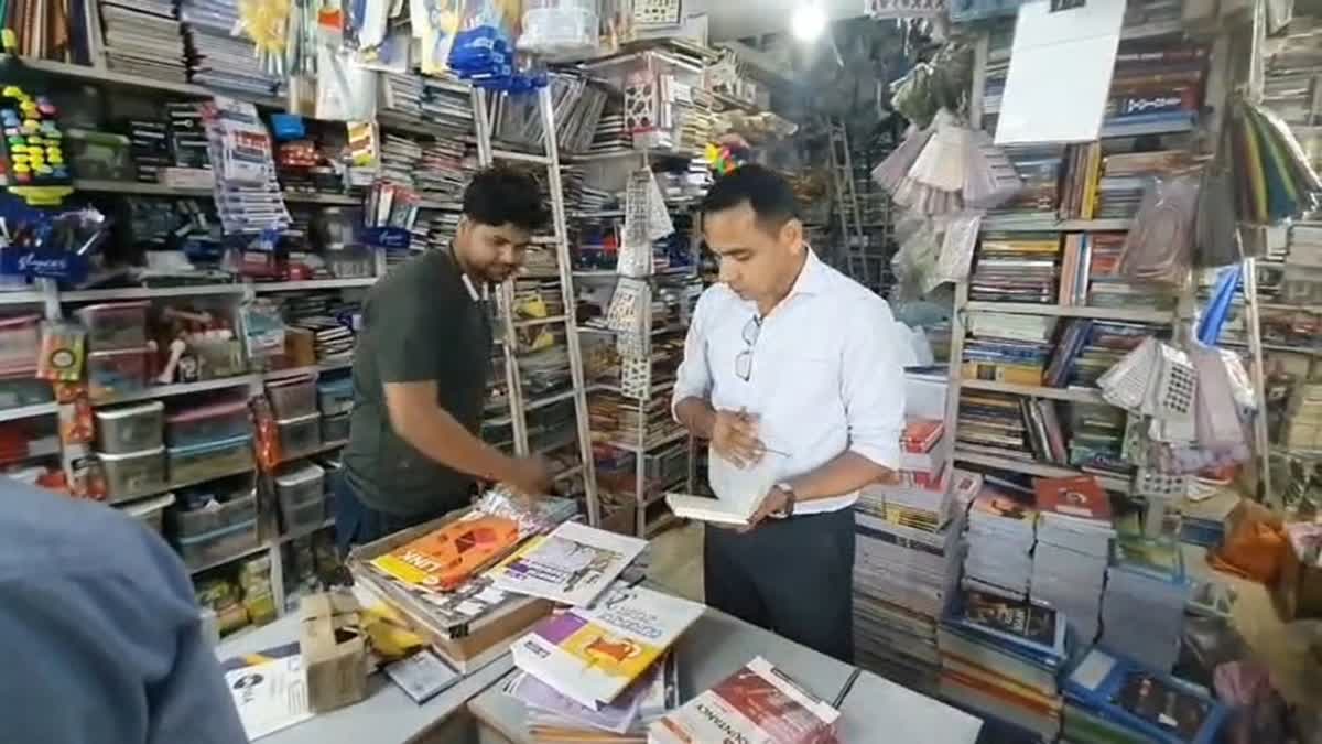 स्कूलों की मनमानी पर प्रशासन सख्त, बुक सेलर्स पर छापे के बाद अब स्कूलों की बारी