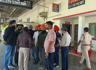 ट्रेन में दिनदहाड़े लूट, 7 लाख लेकर कूदे बदमाश