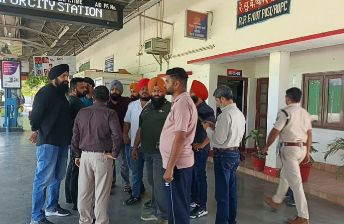 ट्रेन में दिनदहाड़े लूट, 7 लाख लेकर कूदे बदमाश