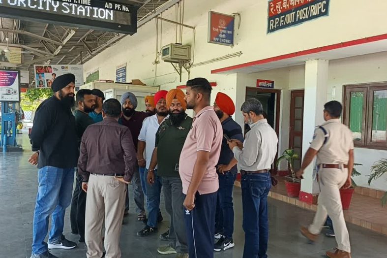 ट्रेन में दिनदहाड़े लूट, 7 लाख लेकर कूदे बदमाश