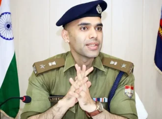 पूर्व एसपी लोकेश्वर सिंह पर मुकदमा दर्ज, व्यापारी से मारपीट का आरोप