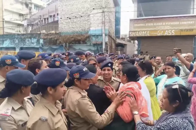 विधानसभा कूच में झड़प, कांग्रेस नेत्री घायल, सरकार पर आरोप