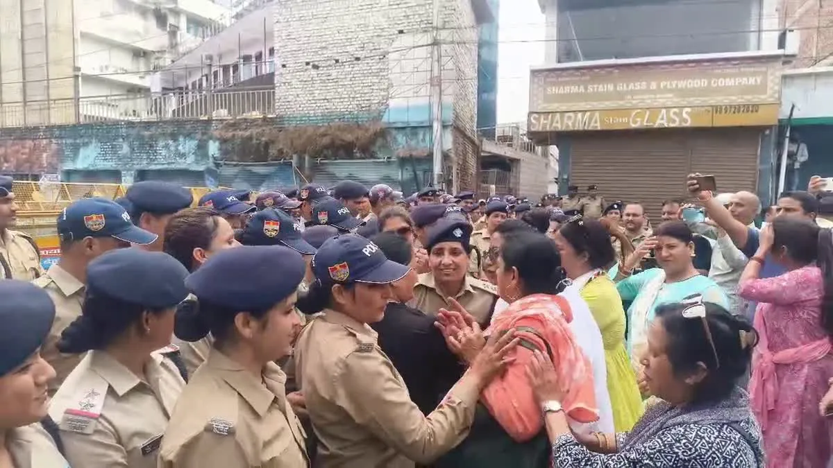 विधानसभा कूच में झड़प, कांग्रेस नेत्री घायल, सरकार पर आरोप