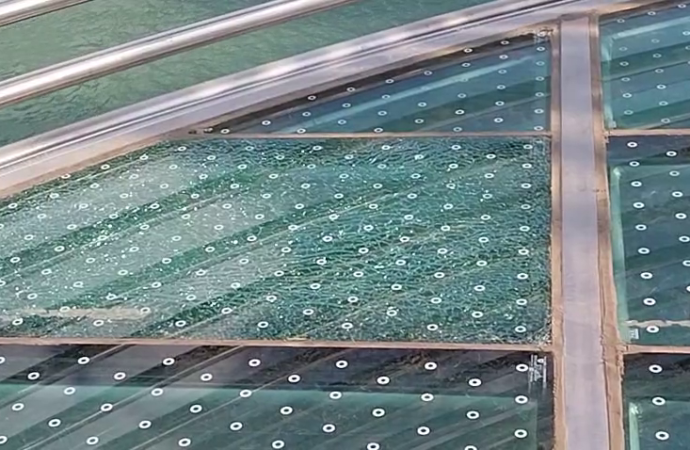 ऋषिकेश ग्लास ब्रिज में खामी ,उद्घाटन से पहले बजरंग सेतु में दरारें, लोगों की एंट्री रोकी