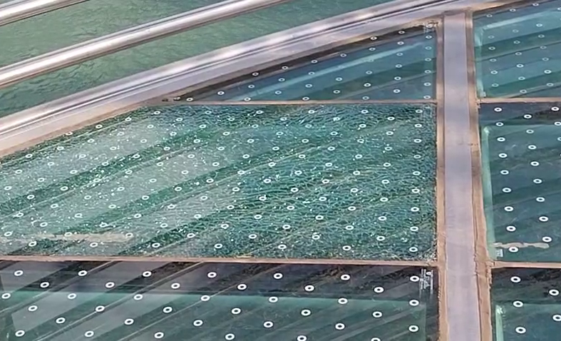 ऋषिकेश ग्लास ब्रिज में खामी ,उद्घाटन से पहले बजरंग सेतु में दरारें, लोगों की एंट्री रोकी