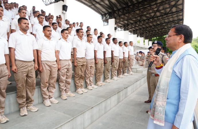 पुलिस लाइन में CM धामी, युवा कांस्टेबलों का बढ़ाया उत्साह