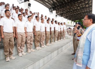 पुलिस लाइन में CM धामी, युवा कांस्टेबलों का बढ़ाया उत्साह