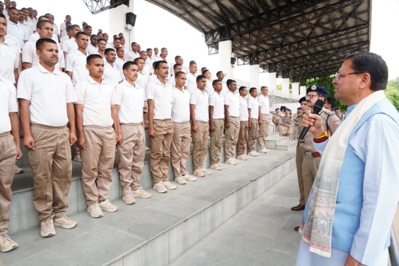 पुलिस लाइन में CM धामी, युवा कांस्टेबलों का बढ़ाया उत्साह