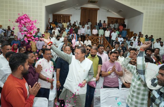 निकाय कर्मचारियों की आभार रैली में CM धामी, जनता को दिया श्रेय