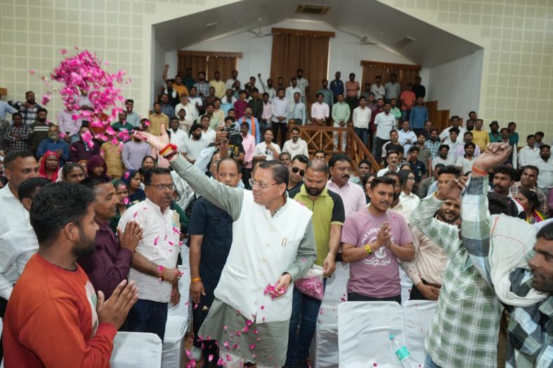 निकाय कर्मचारियों की आभार रैली में CM धामी, जनता को दिया श्रेय