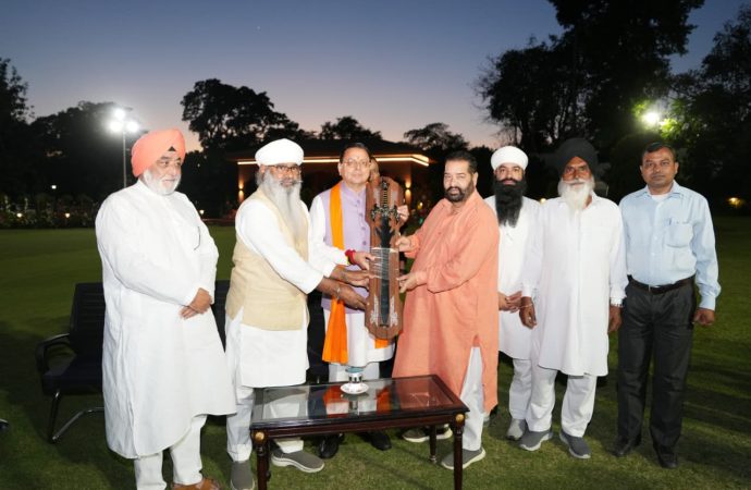बैसाखी पर सीएम धामी से सिख प्रतिनिधिमंडल की भेंट, सौंपा सरोपा
