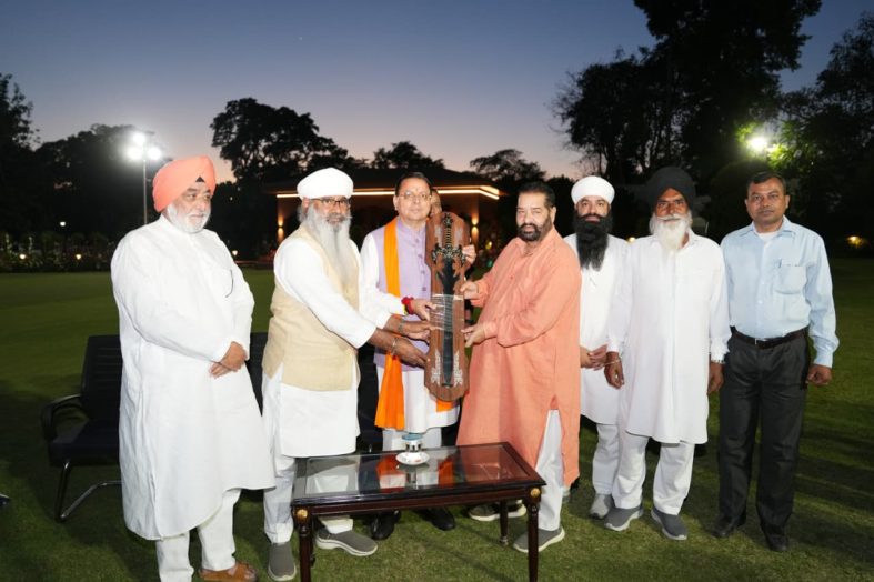 बैसाखी पर सीएम धामी से सिख प्रतिनिधिमंडल की भेंट, सौंपा सरोपा