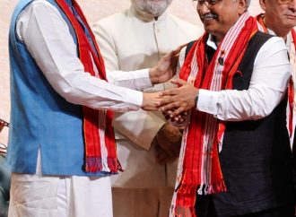 उपराष्ट्रपति ने यूकॉस्ट महानिदेशक प्रो. दुर्गेश पंत को किया सम्मानित