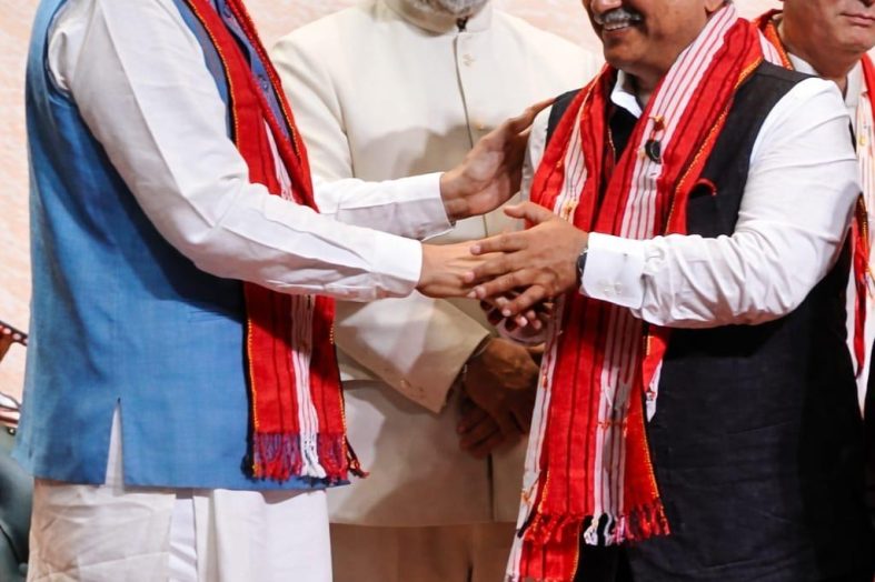 उपराष्ट्रपति ने यूकॉस्ट महानिदेशक प्रो. दुर्गेश पंत को किया सम्मानित