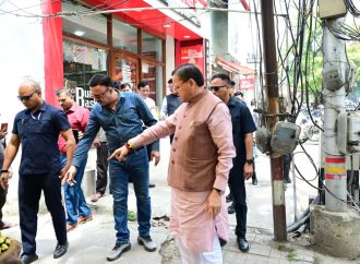 सीएम हेल्पलाइन पर दर्ज शिकायत की पड़ताल करने खुद मौके पर पहुंचे सीएम धामी