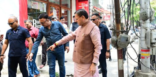 सीएम हेल्पलाइन पर दर्ज शिकायत की पड़ताल करने खुद मौके पर पहुंचे सीएम धामी