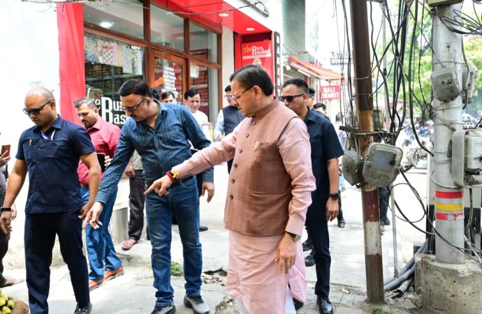 सीएम हेल्पलाइन पर दर्ज शिकायत की पड़ताल करने खुद मौके पर पहुंचे सीएम धामी