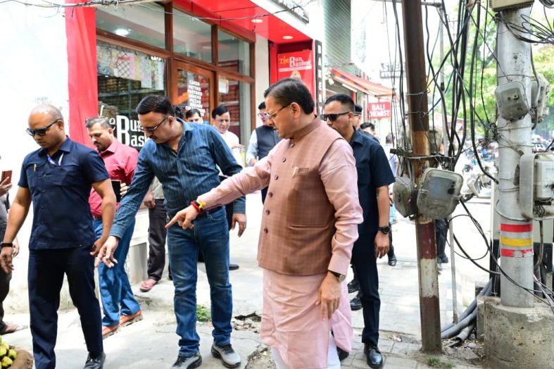 सीएम हेल्पलाइन पर दर्ज शिकायत की पड़ताल करने खुद मौके पर पहुंचे सीएम धामी