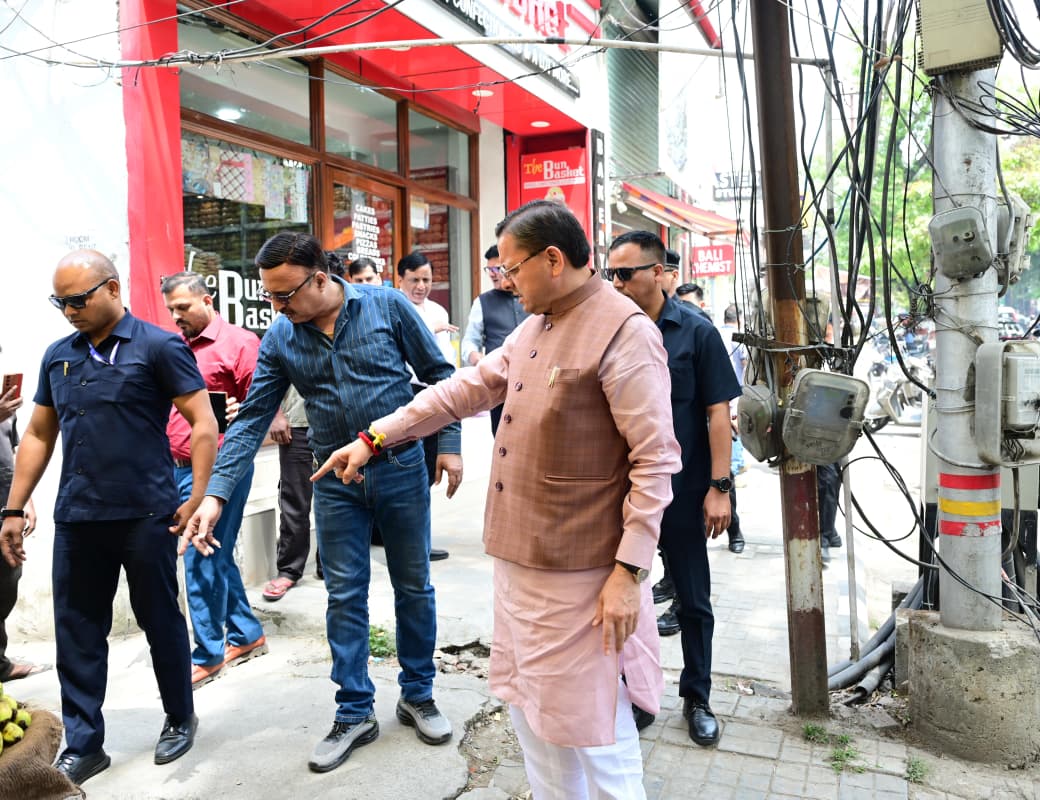 सीएम हेल्पलाइन पर दर्ज शिकायत की पड़ताल करने खुद मौके पर पहुंचे सीएम धामी