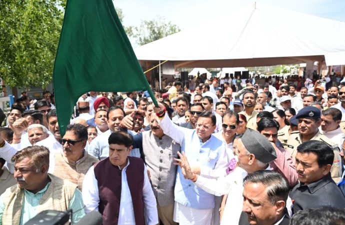 मुख्यमंत्री ने ऋषिकेश से चार धाम जाने वाली बसों को हरी झंडी दिखाकर किया रवाना