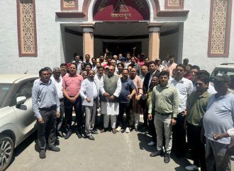 नगर निगम में बस्तीवासियों का प्रदर्शन, अतिक्रमण कार्रवाई रोकने की मांग