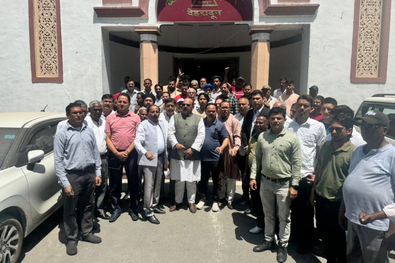 नगर निगम में बस्तीवासियों का प्रदर्शन, अतिक्रमण कार्रवाई रोकने की मांग