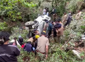 नैनीताल: 100 मीटर गहरी खाई में गिरी कार, एक युवक की मौत, दो घायल