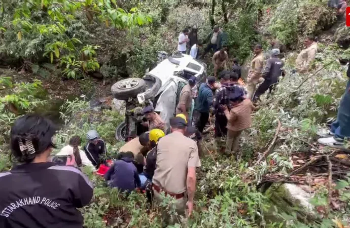 नैनीताल: 100 मीटर गहरी खाई में गिरी कार, एक युवक की मौत, दो घायल