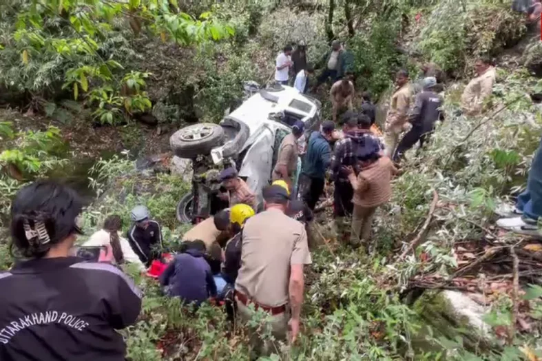 नैनीताल: 100 मीटर गहरी खाई में गिरी कार, एक युवक की मौत, दो घायल