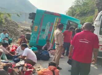 ऋषिकेश- बदरीनाथ मार्ग पर बड़ा सड़क हादसा, शिवपुरी के पास बस पलटी