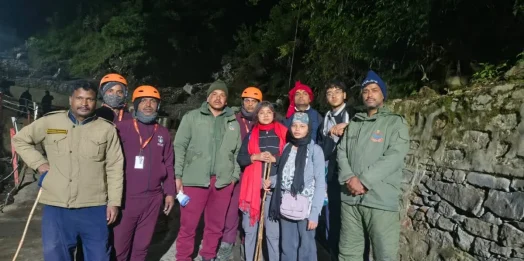 चारधाम यात्रा में शॉर्टकट पड़ा भारी: रास्ता भटककर फंसे 4 यात्री, SDRF ने किया रेस्क्यू