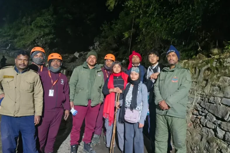 चारधाम यात्रा में शॉर्टकट पड़ा भारी: रास्ता भटककर फंसे 4 यात्री, SDRF ने किया रेस्क्यू