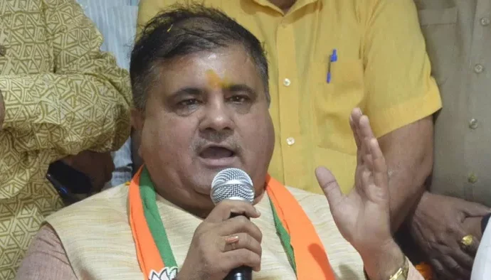 PM पर विवादित टिप्पणी पर सियासत तेज, कांग्रेस से माफी की मांग