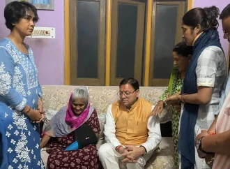 सीएम धामी: दिवंगत नागरिकों के घर पहुंचकर दी श्रद्धांजलि, परिजनों को बंधाया ढांढस