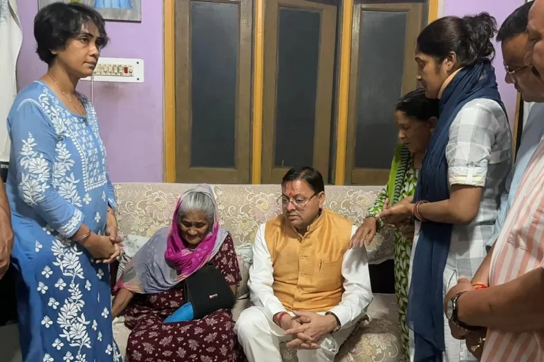 सीएम धामी: दिवंगत नागरिकों के घर पहुंचकर दी श्रद्धांजलि, परिजनों को बंधाया ढांढस