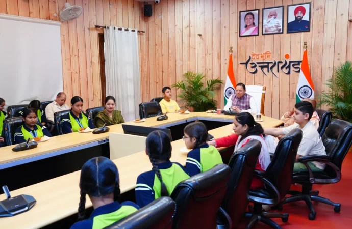 मुख्यमंत्री ने बालिकाओं के साथ प्रधानमंत्री के मन की बात के 134 वें संस्करण को सुना