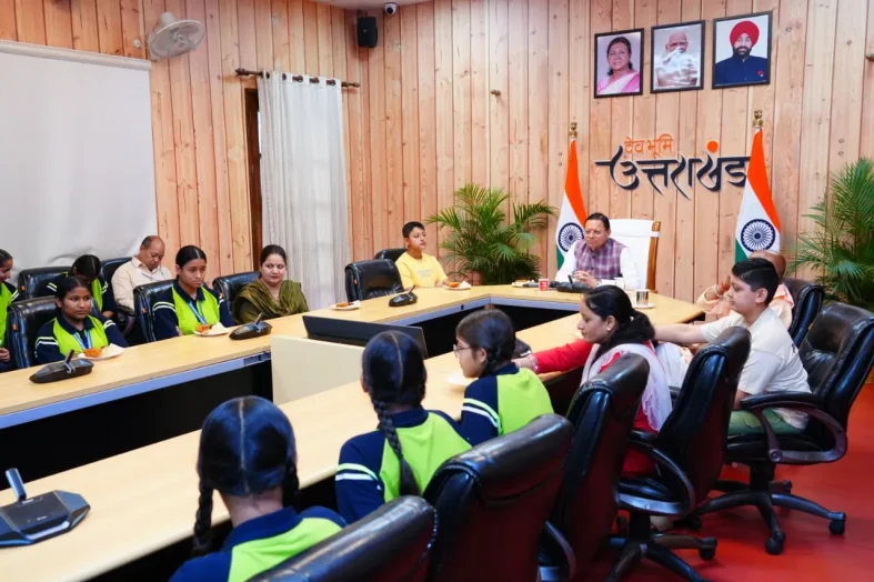 मुख्यमंत्री ने बालिकाओं के साथ प्रधानमंत्री के मन की बात के 134 वें संस्करण को सुना